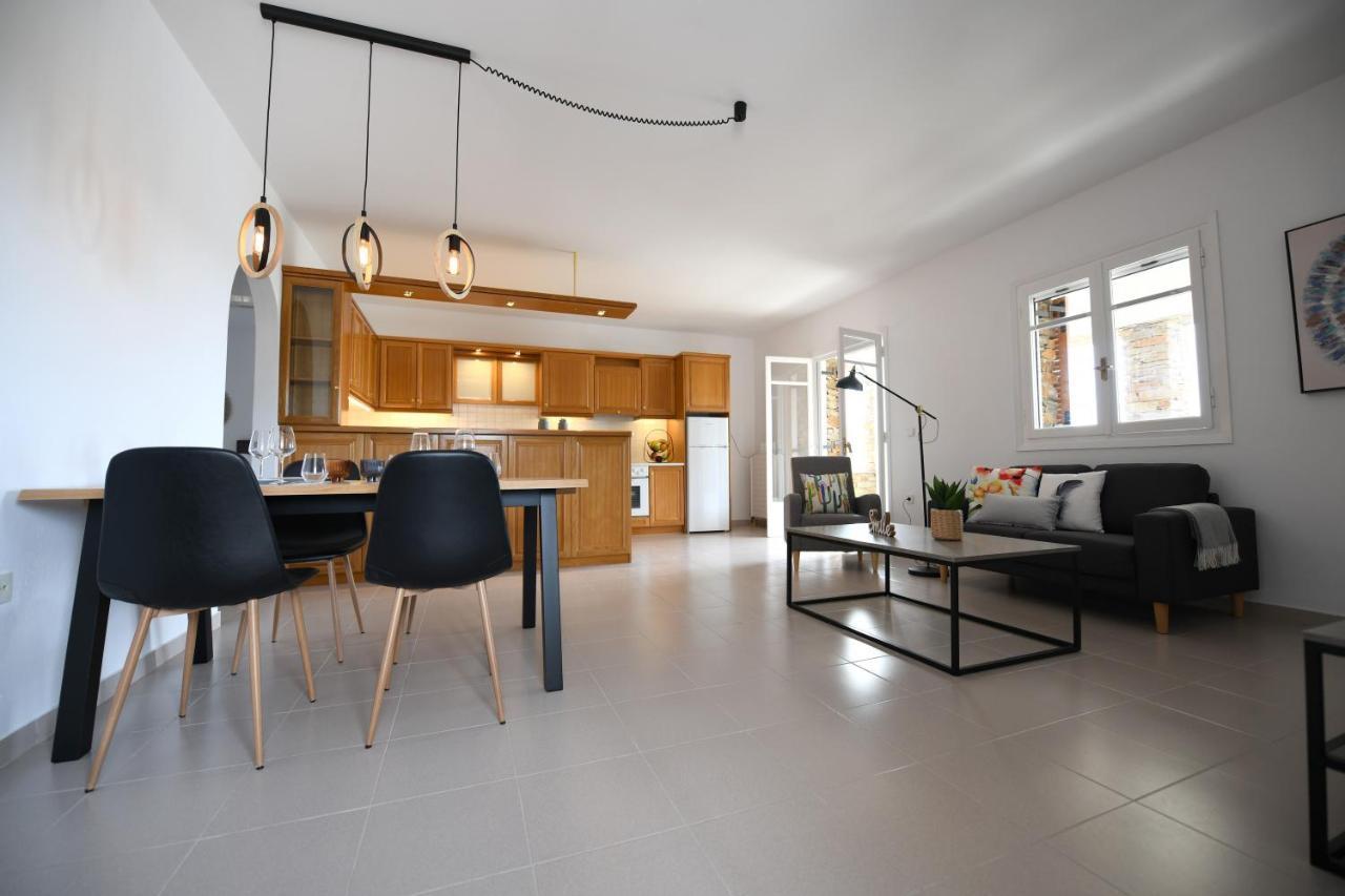 Amazing 2 Bedroom Apartment Overlooking The Marina Of Vourkárion エクステリア 写真