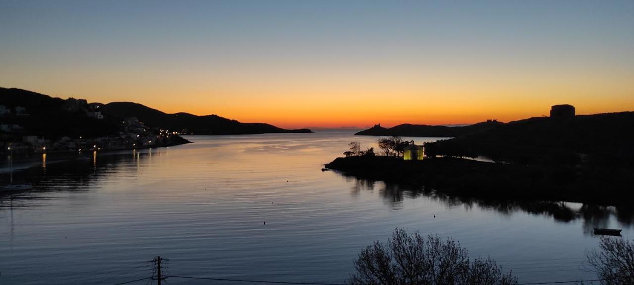 Amazing 2 Bedroom Apartment Overlooking The Marina Of Vourkárion エクステリア 写真